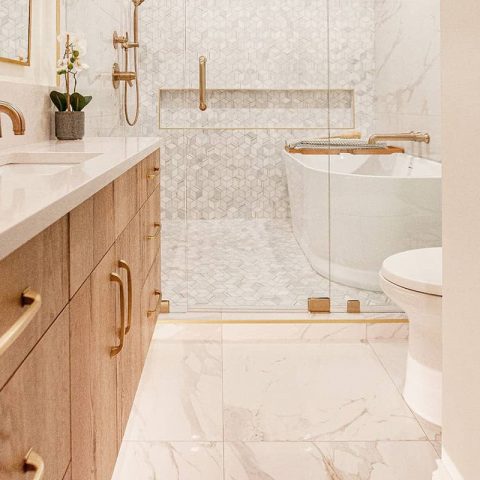 Bathroom renovation Design: Begrand Fast Design | Photography: Blue Photography | Construction: ARG Contracting